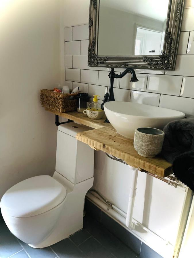 The Beehive, Ground Floor Apartment In Norfolk, No Shared Amenities Даунем-Маркет Экстерьер фото