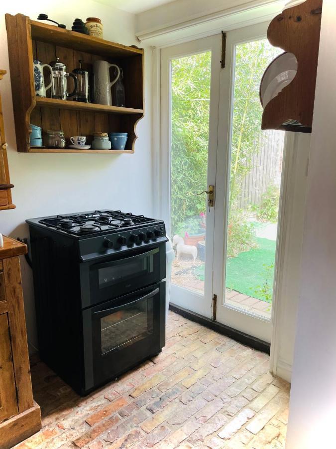 The Beehive, Ground Floor Apartment In Norfolk, No Shared Amenities Даунем-Маркет Экстерьер фото